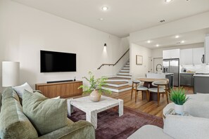 Living area - Stylish 3-bedroom house in Houston Great Location - Near Med Center, Energy (Houston)