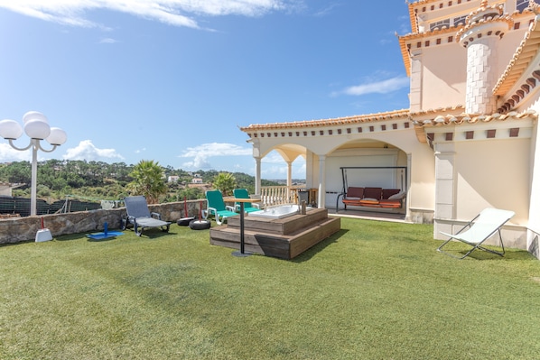 A rooftop terrace with outdoor seating, a hot tub, and a view of the surrounding landscape. - Open-space Hostel for Groups – Near Ericeira and Mafra (Mafra)