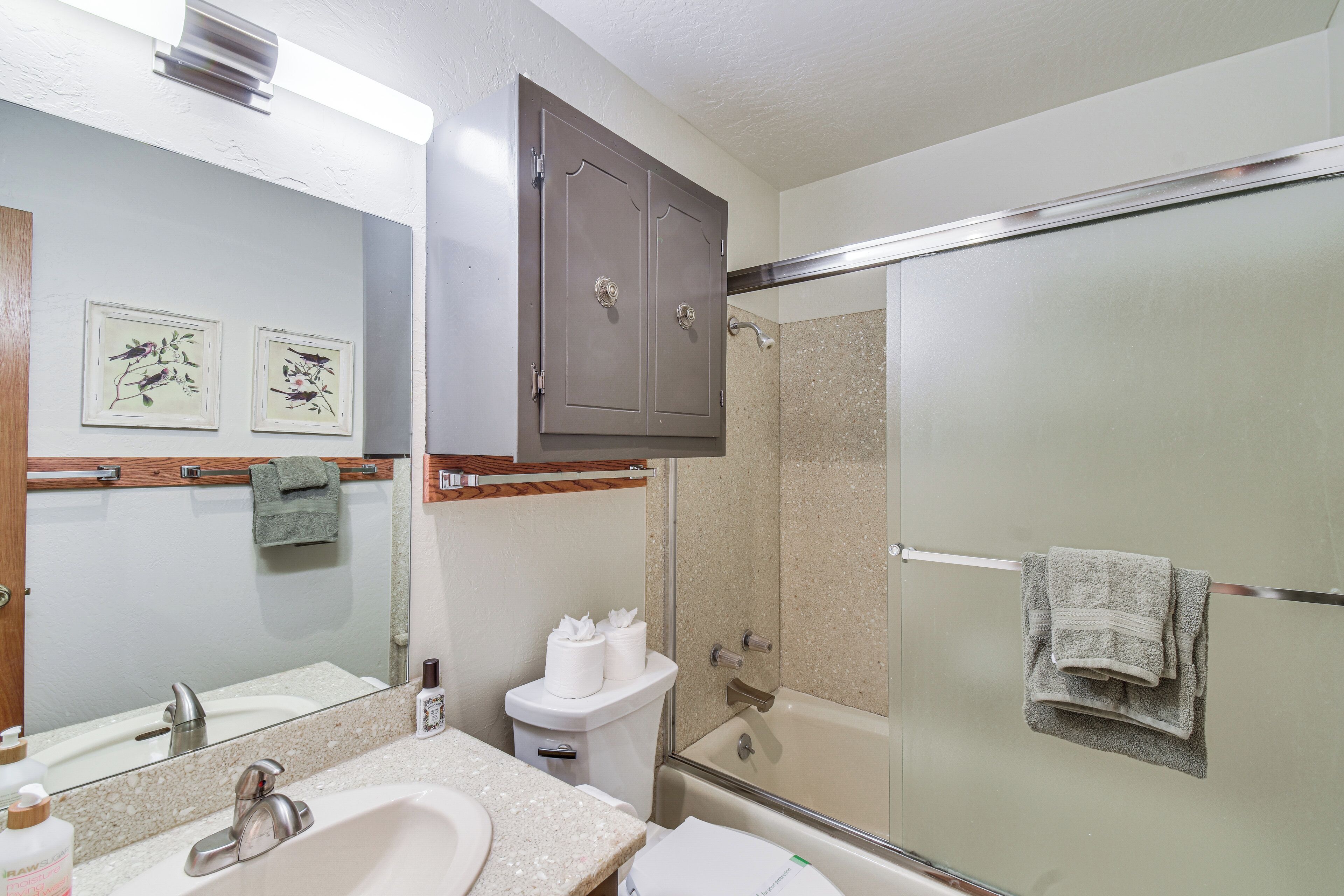 Une salle de bain équipée d’une douche, d’un lavabo, de toilettes et d’un miroir.
