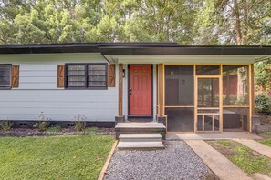 A single-story house with a red door, a covered porch, and a small front yard. - Walk to FSU Campus & Stadium! Tallahassee Home (Tallahassee)