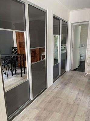 Un intérieur moderne comprenant un coin repas, une cuisine et une salle de bain.