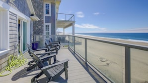 A balcony with outdoor seating and a view of the beach. - Direct Beach Access, 2 Mi to Chinook Winds Casino (Lincoln City)
