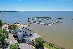 A marina with docked boats, a pier, and a building with a covered area. - Condo Close to Busch Gardens/colonial Williamsburg (Williamsburg)