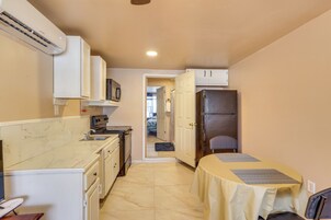 Cocina compacta con refrigerador, estufa y microondas.