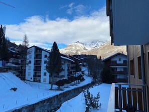 A snow-covered mountain town with multi-story buildings, a clear sky, and a snow-covered slope. - Pastis Appartement/Fewo Appartement/Fewo by Interhome (Saas-Fee)