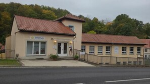 A building with a sign reading 'Solarium' and a wheelchair-accessible entrance. - Burgblick  (Nossen)