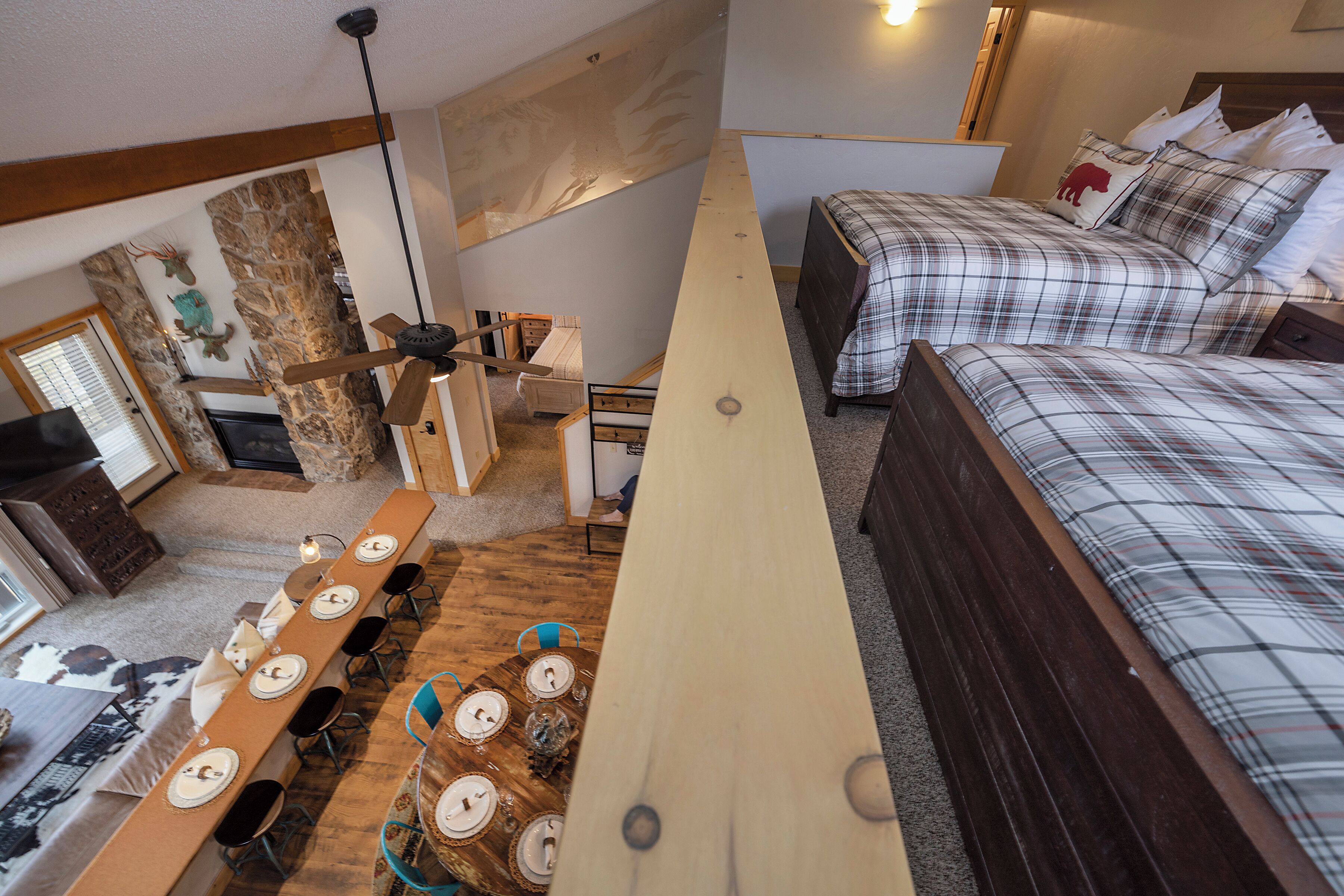 Ein Schlafzimmer mit einem Bett, einem Esstisch mit Stühlen und einer Treppe.