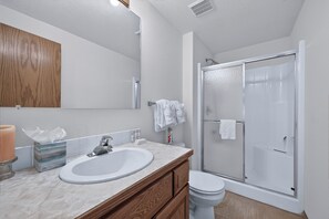 Bathroom - 189 Ridge Road 4 bedroom home, forest views, central location in Grand County (Tabernash)