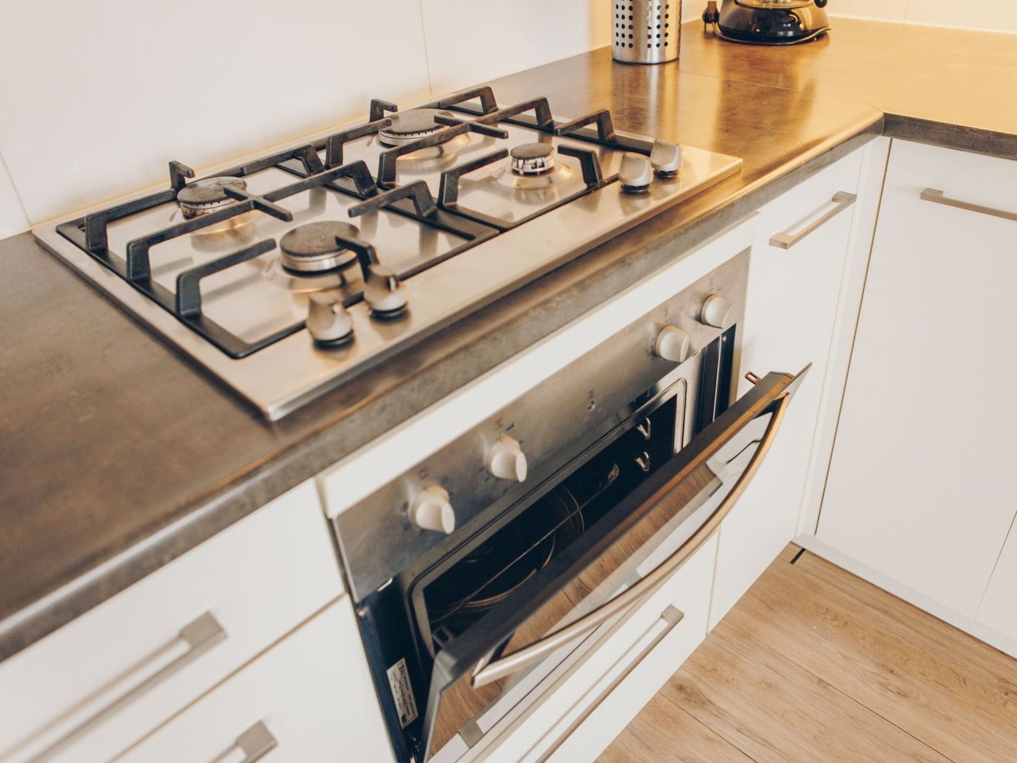 Fridge, oven, dishwasher, cookware/dishes/utensils