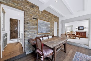 Dining - The Anhalt Retreat, Stylish 2BR near Battersea Park & Chelsea (London)