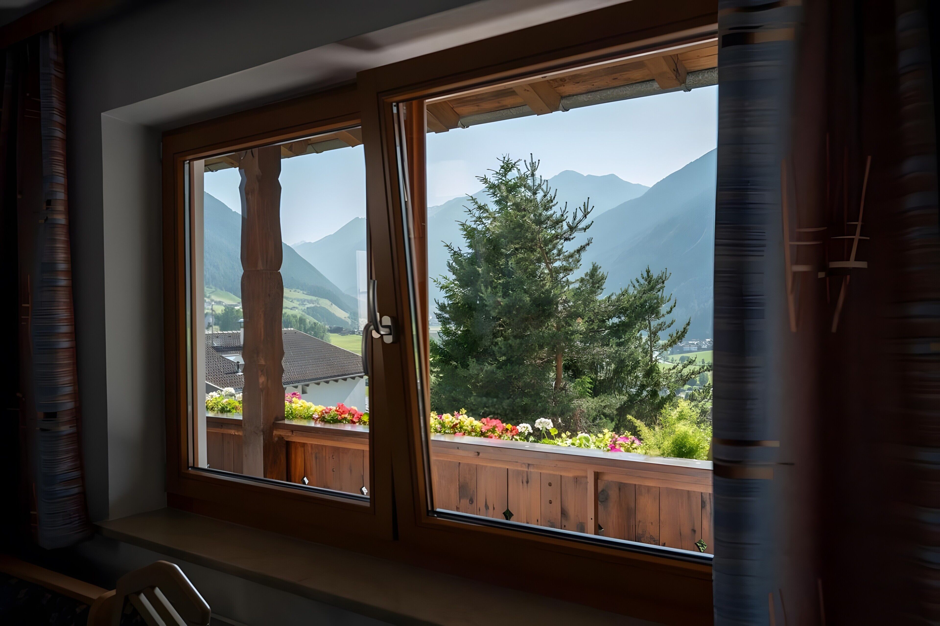 Una habitación con un amplio ventanal que da a un paisaje montañoso.