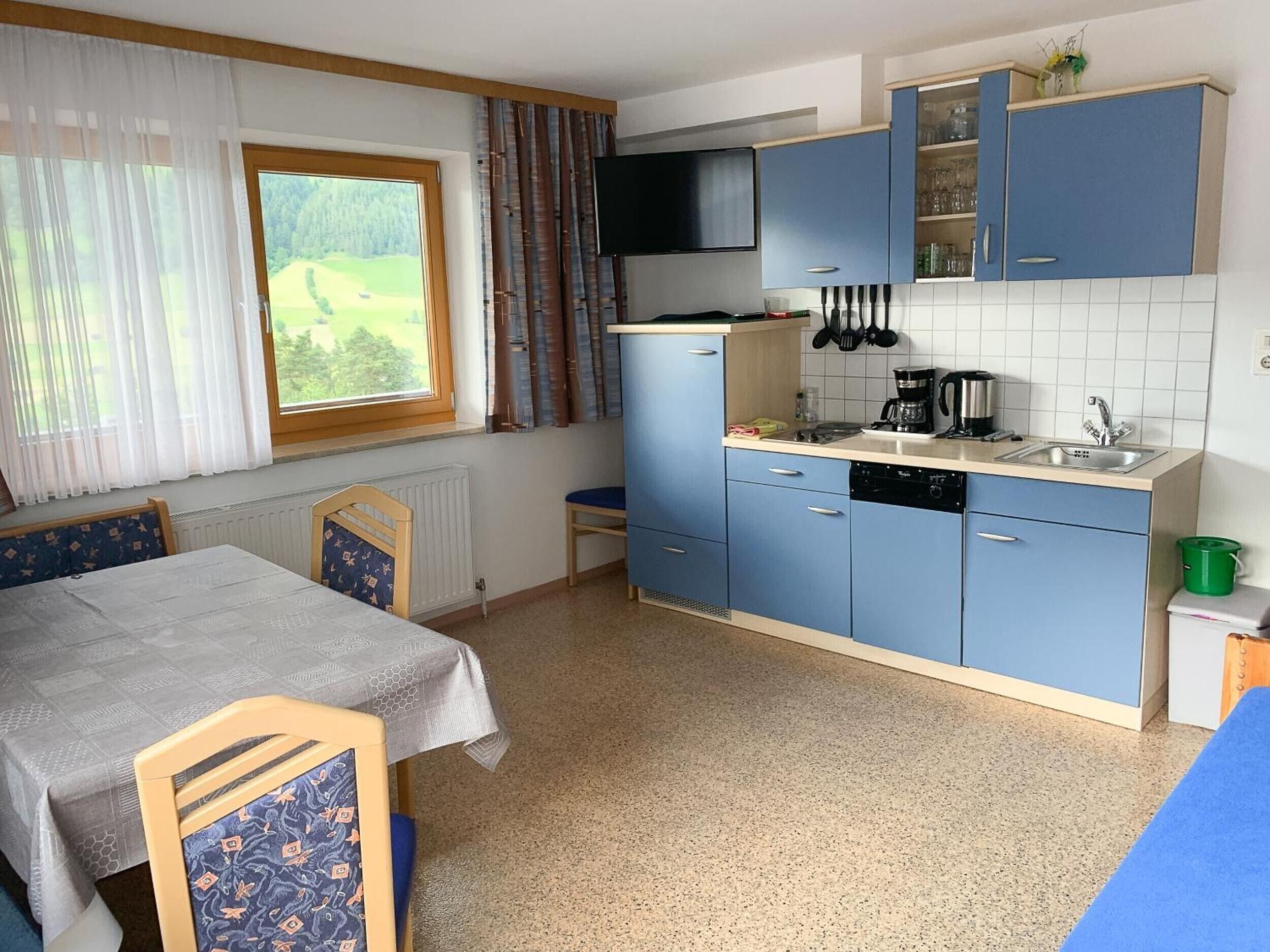 Wasserkocher mit Kaffee-/Teezubehör, Kühlschrank, Mikrowelle, Ofen