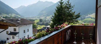 Haus Glück Stubaital – Apartment with Panoramic Stubai Valley Views