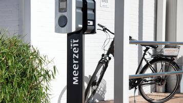 Ein Fahrradstellplatz mit einem Schild, auf dem 'Meerzeit Hotel' steht.