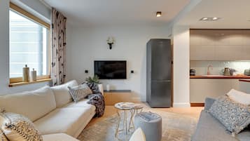 Deluxe Apartment, Beachside | Living area | 40-inch flat-screen TV with cable channels, Netflix, Hulu