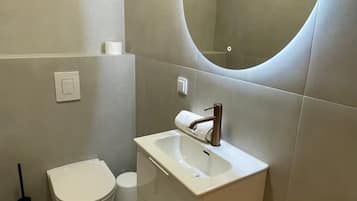 Deluxe Apartment, Beachside | Bathroom