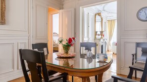 Dining - Parisian Opulence – Luxury Art Deco Apartment in Saint-Germain-des-Prés (Paris)