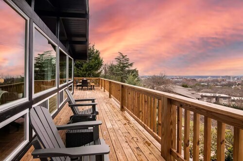 Luxurious Retreat w/ Stunning Views I Sleeps 16