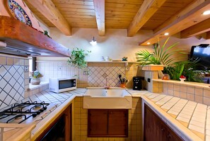 Wasserkocher mit Kaffee-/Teezubehör, Kühlschrank, Mikrowelle, Ofen
