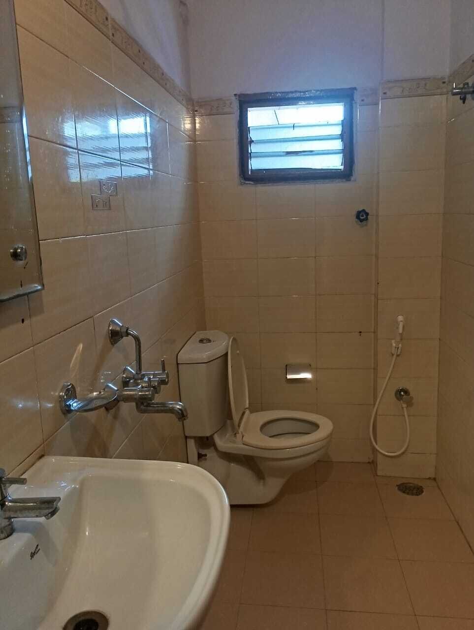 Une salle de bain avec un lavabo, des toilettes et une douche.