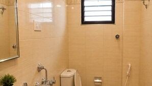 Un baño con lavamanos, inodoro y ducha.