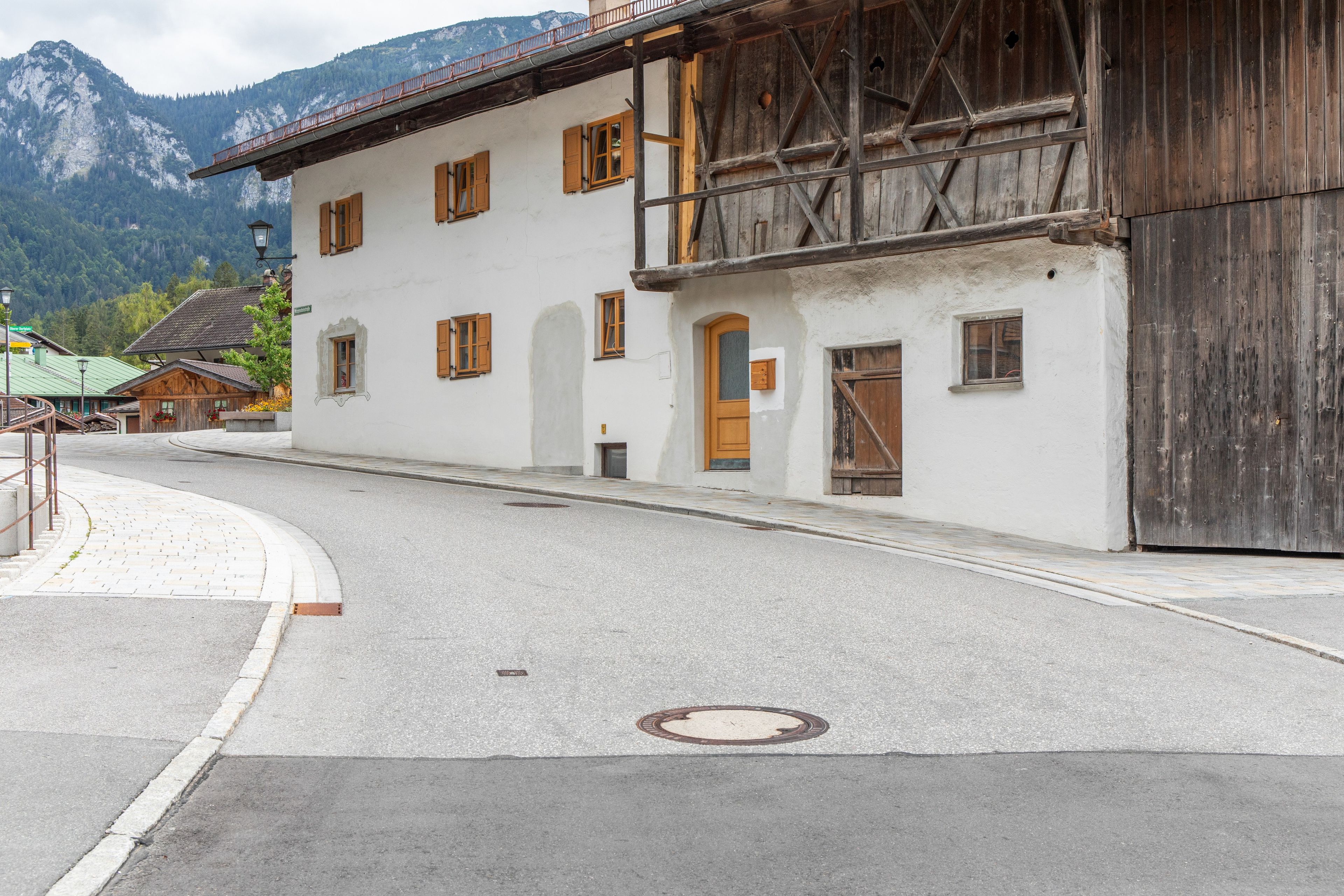 Ein traditionelles Gebäude mit einer Holzfassade, zahlreichen Fenstern und einer Tür.