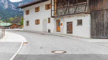 Ein traditionelles Gebäude mit einer Holzfassade, zahlreichen Fenstern und einer Tür.