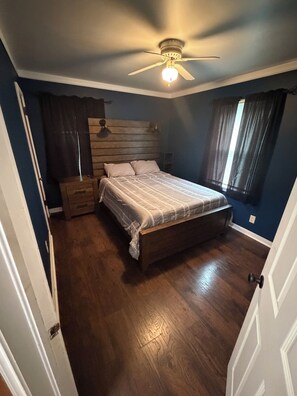 Room - Charming 2-bedroom house with AC in fantastic Akron newly updated! (Akron)