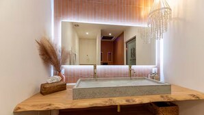Douche, baignoire à remous, séchoir à cheveux, savon