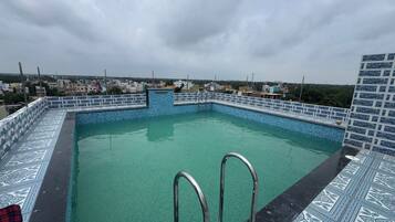 Una piscina al aire libre