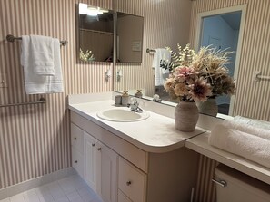 Serviettes fournies, savon, papier toilette