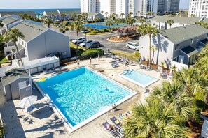 Ein Hotel mit großzügiger Poolanlage, mehreren Schwimmbecken und Blick auf den Ozean.