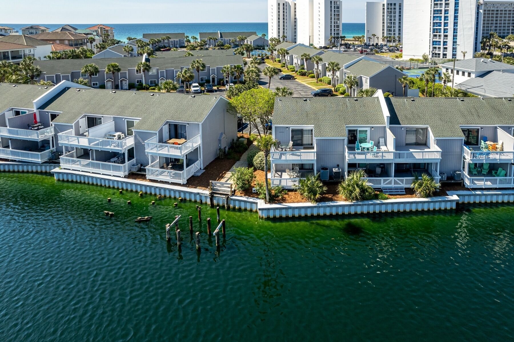 Un quartier résidentiel situé sur la côte, où les maisons sont dotées de balcons et offrent une vue sur le littoral.