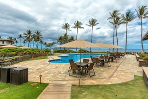 A poolside area with a pool, lounge chairs, and umbrellas. - Wailea Ekahi 3a 2 Bedroom Condo (Kihei)