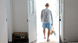 A hallway with a bench, a wooden stool, and a bed in the distance. - Holiday Home 'Casa Opala Townhouse with Pool' , Wi-Fi and Air Conditioning (Olhão)