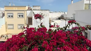 A rooftop with a view of white buildings and a clear sky. - Holiday Home 'Casa Opala Townhouse with Pool' , Wi-Fi and Air Conditioning (Olhão)