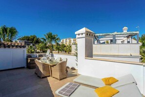 A rooftop terrace with outdoor furniture, a grill, and a view of surrounding buildings. - CB Living - Cosy loft with terrace, Villamartin (Orihuela)