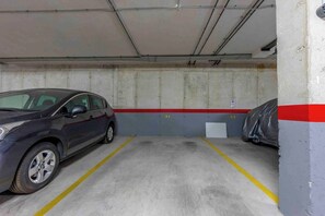 Eine Parkgarage mit einem Auto in einem Stellplatz, der mit gelben Linien markiert ist.