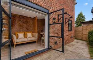 Unclassified image, 5 of 36, button - Cosy London Studio Free Parking Sleeps 3 (Morden)