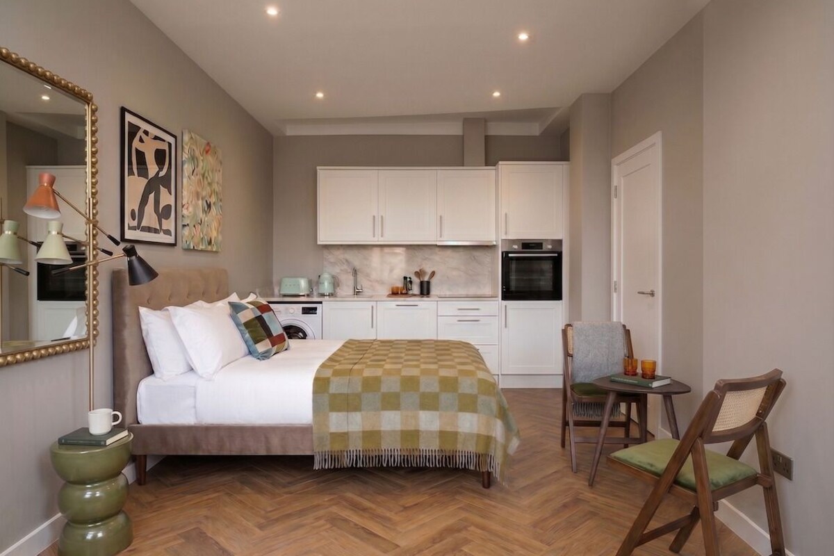 Studio Apartment Lower Ground Floor | Premium-sengetøj, pengeskab på værelset, mørklægningsgardiner