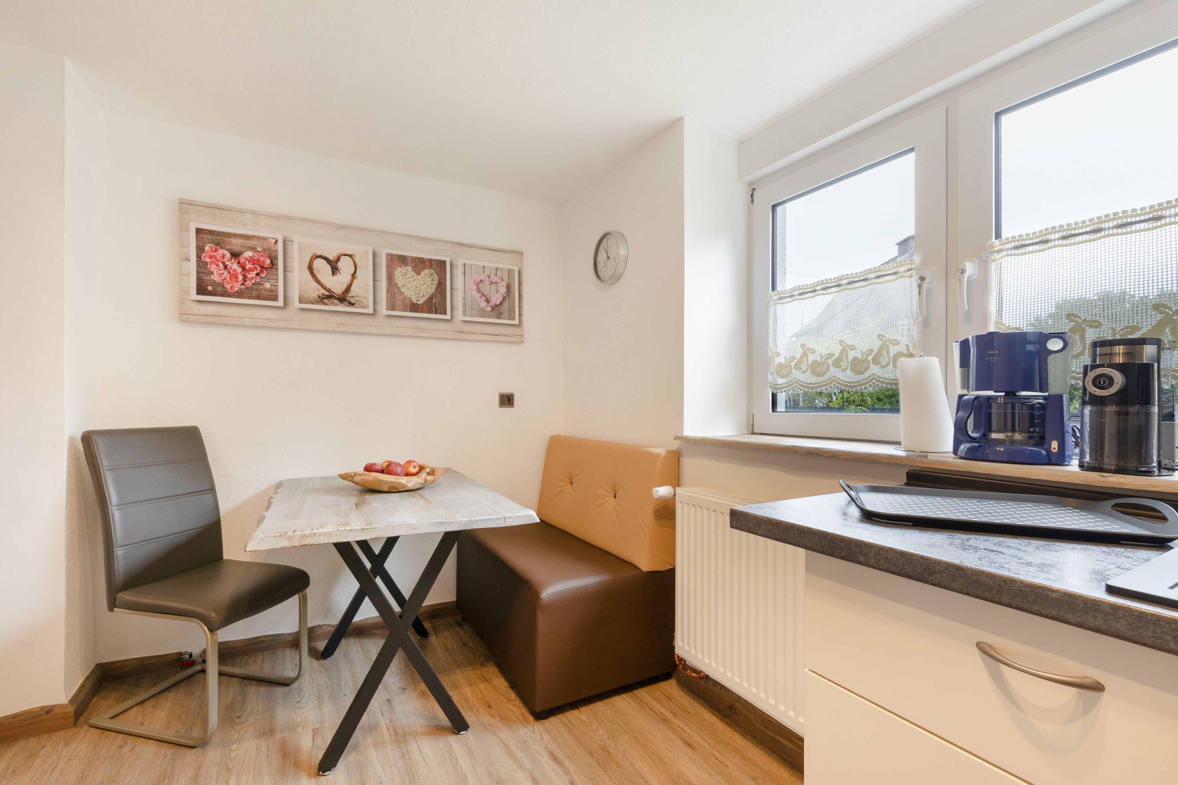 Eine kompakte Küchenzeile mit Essbereich, einer Kaffeemaschine und einem Fenster mit Blick.