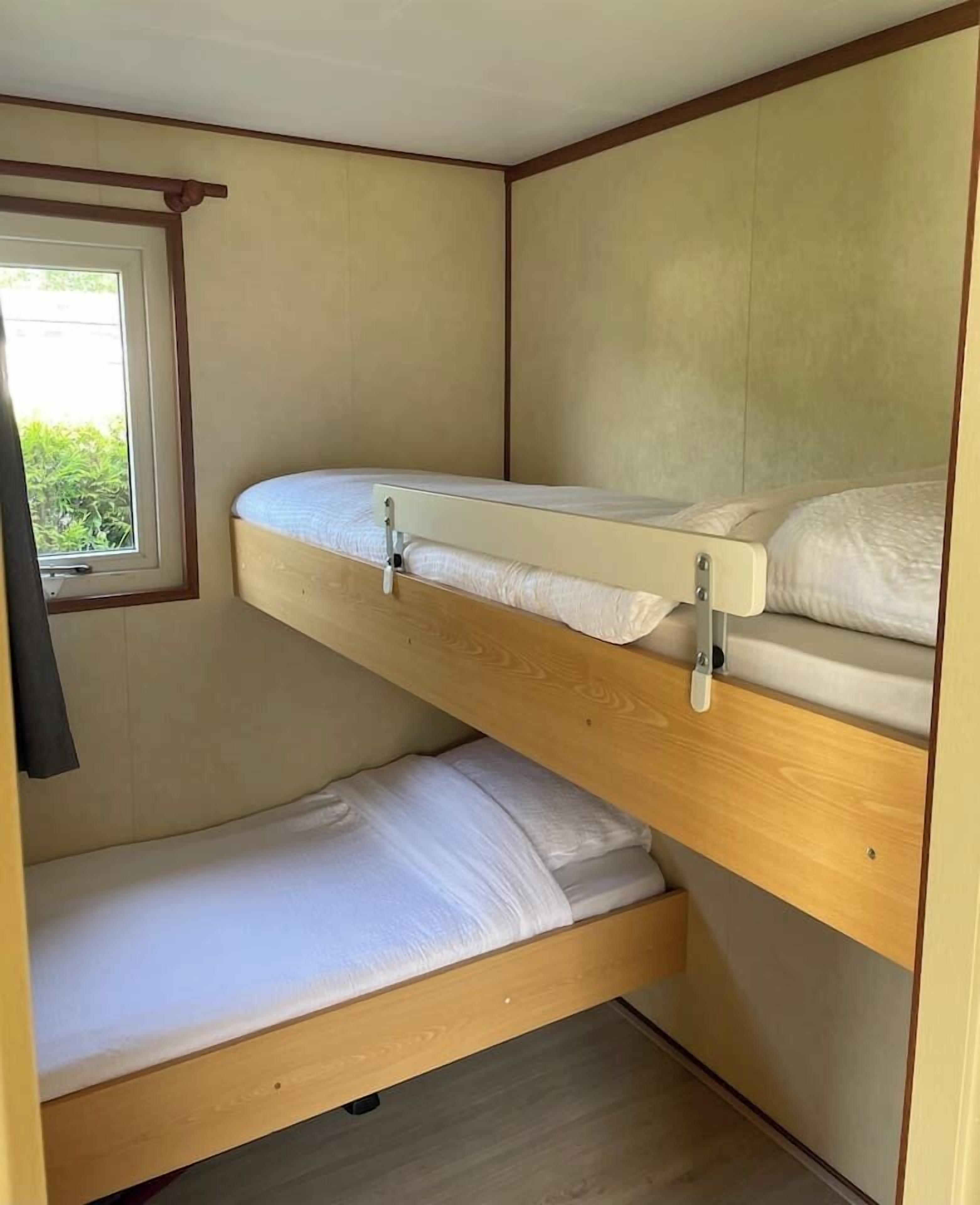 WiFi, bed sheets