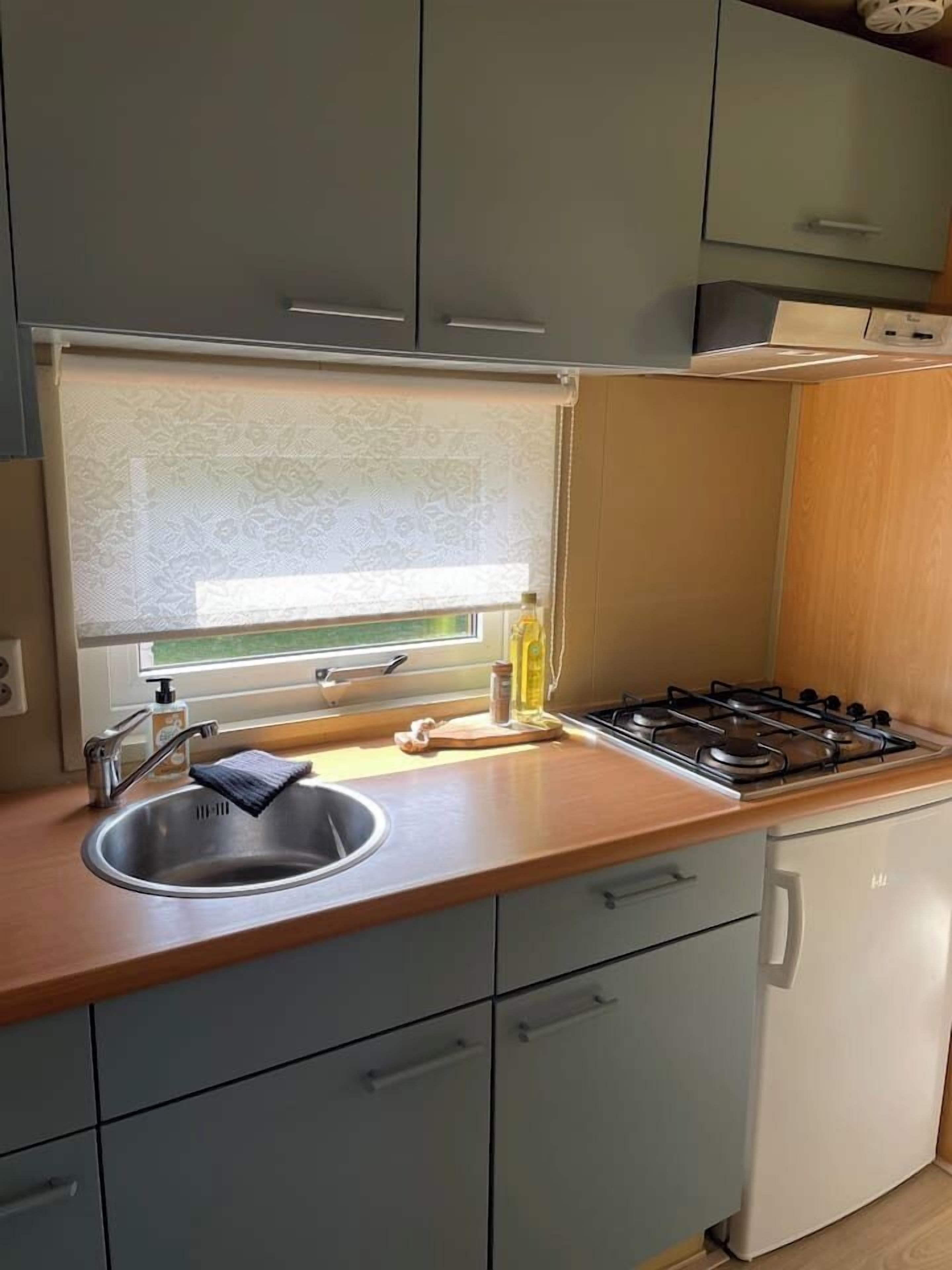 Coffee/tea maker, fridge