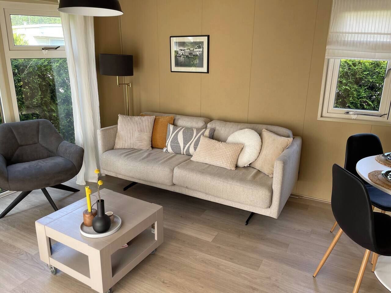 Een televisie en een open haard
