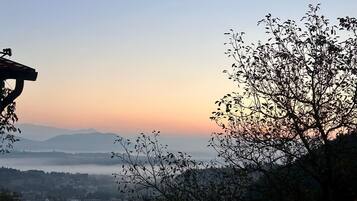 Panorama di un paesaggio montuoso con cielo sereno al tramonto.