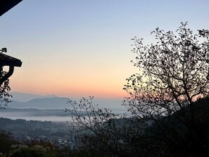 A view of a mountainous landscape with a clear sky during sunset. - A charming, renovated, and furnished two-story apartment in the historic center (Tagliacozzo)