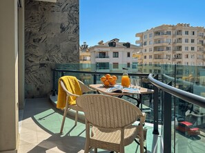 Outdoor dining - Qoople Excellence A27 - Cozy 1-bedroom apartment in charming Alanya (Alanya)
