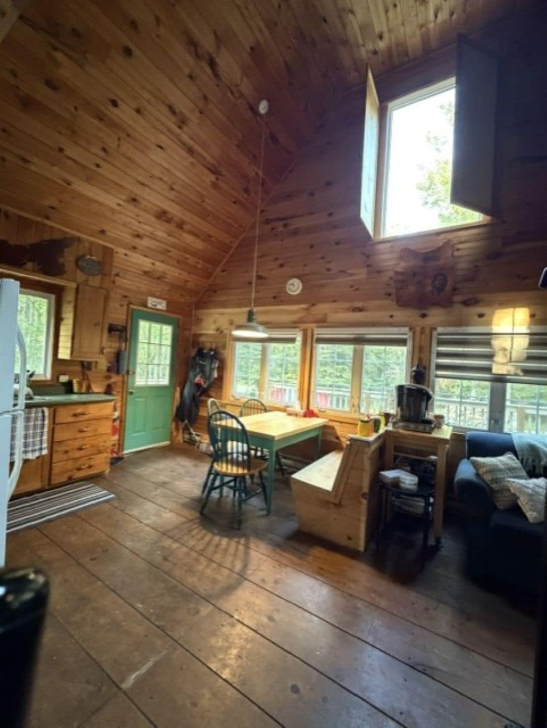 L’intérieur d’un chalet en bois comprend un coin repas, une cuisine et un espace salon confortable.