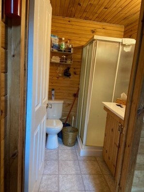 Bathroom - Charming 3-bedroom cottage in beautiful Cavendish, Private with AC and heating (Cavendish)