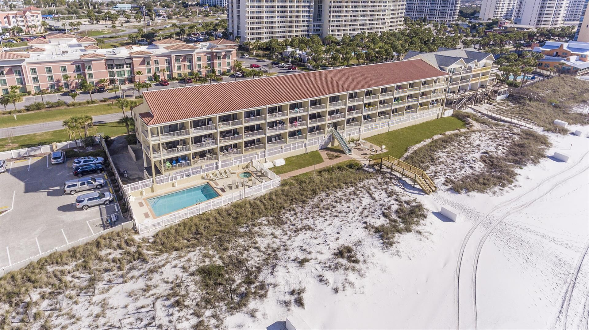 Un hôtel situé en bord de mer, doté de nombreux balcons, d’une piscine et d’un accès direct à la plage.